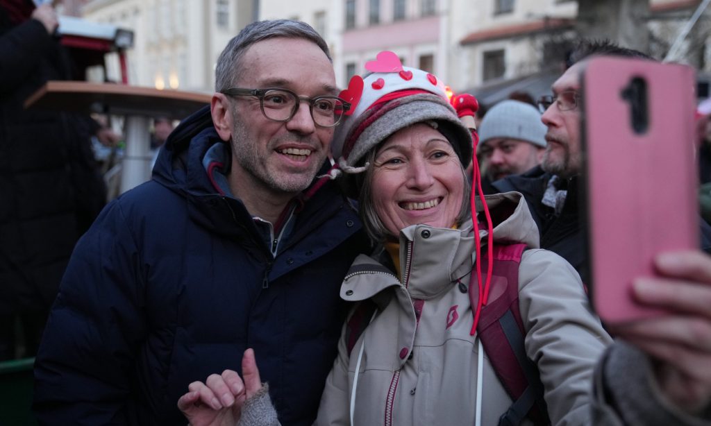Herbert Kickl mit Selfie-Frau