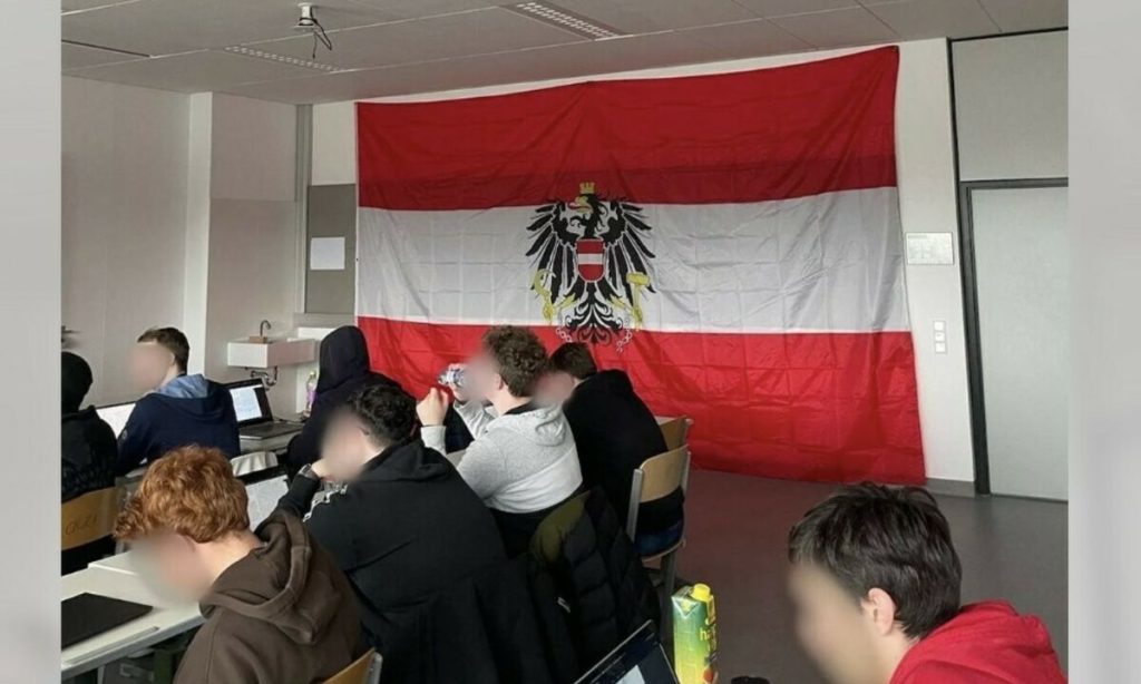 Österreich-Fahne in Schulklasse