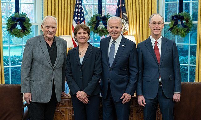 Joe Biden mit Nobelpreisträger John Clauser